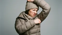 Få bort svettlukt från ytterkläder: 4 snabba sätt att fräscha upp kläder utan att tvätta