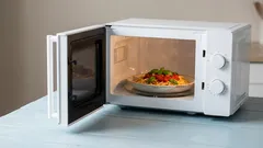 7 livsmedel som aldrig ska värmas upp igen i mikrovågsugn