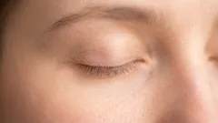 Hur man får ögonfransar och ögonbryn att växa efter 50 utan att göra förlängningar på salong – expertråd