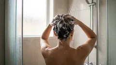 Därför behöver kvinnor över 50 duscha oftare – expertens råd