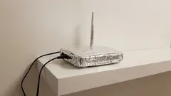 Aluminiumfolie och wifi: Minskar det strålningen eller försvagar det anslutningen