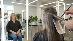 Grått hår: därför blir det silvrigt och så får du det att se medvetet och fräscht ut